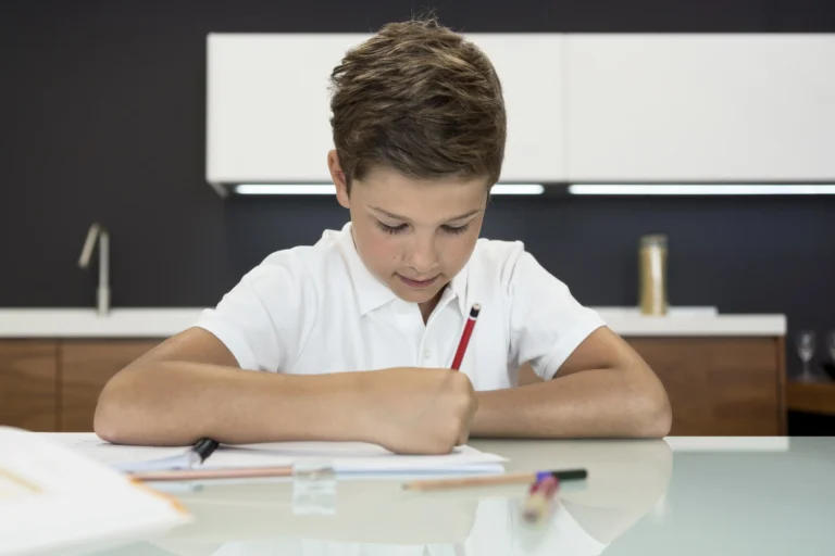 Niño solucionando Problemas